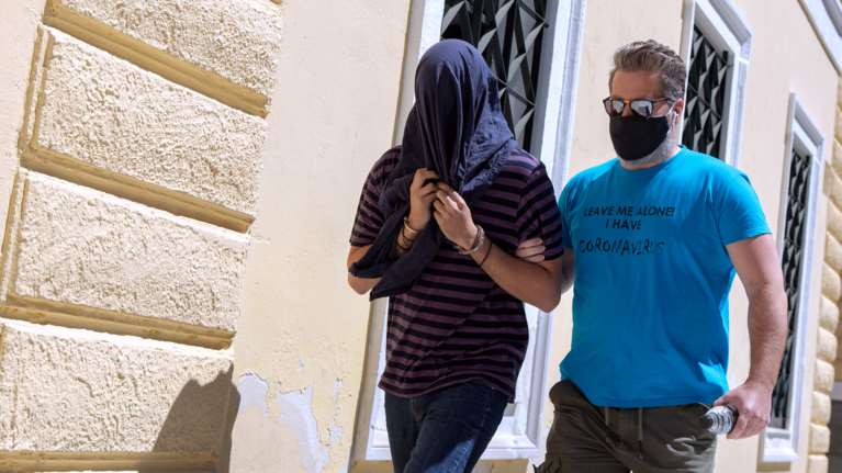 Νέα Σμύρνη: &quot;Πήγε να μου κατεβάσει το σορτσάκι, με έπιασε από το λαιμό&quot; - Μαρτυρία σοκ για τον 22χρονο σάτυρο