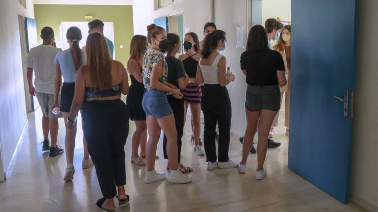 Πανελλήνιες 2022: Χαμηλές βαθμολογικές πτήσεις σε 4 μαθήματα &quot;αγκάθια&quot; – Οι τελευταίες πληροφορίες από τη διόρθωση γραπτών