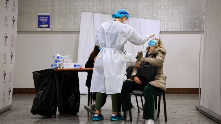 Κορονοϊός: 1.418 νέα κρούσματα στην Αττική - 422 στο κέντρο της Αθήνας και 442 στη Θεσσαλονίκη - Τριψήφιος αριθμός στη Λάρισα