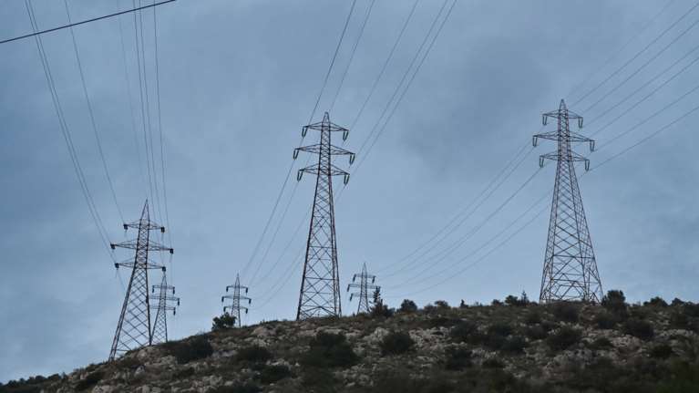 ΔΕΔΔΗΕ: Χωρίς ρεύμα 10.000 νοικοκυριά από τις πυρκαγιές