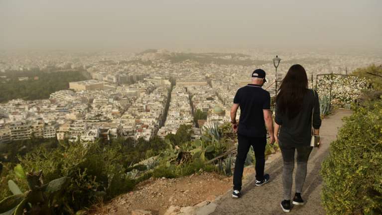 Καιρός: Ανατροπή με τον αεροχείμαρρο, έρχεται νέο κύμα αφρικανικής σκόνης και υψηλές θερμοκρασίες– Πού θα βρέξει