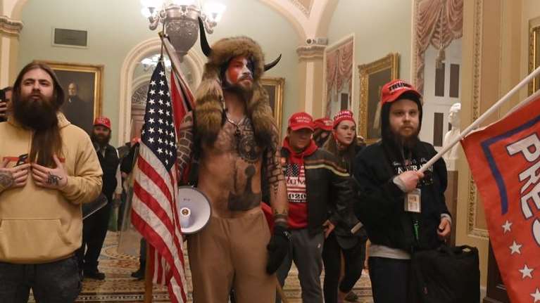 Χάος στις ΗΠΑ: H επίθεση των οπαδών του Τραμπ στο Καπιτώλιο μέσα από 10 συγκλονιστικές φωτογραφίες