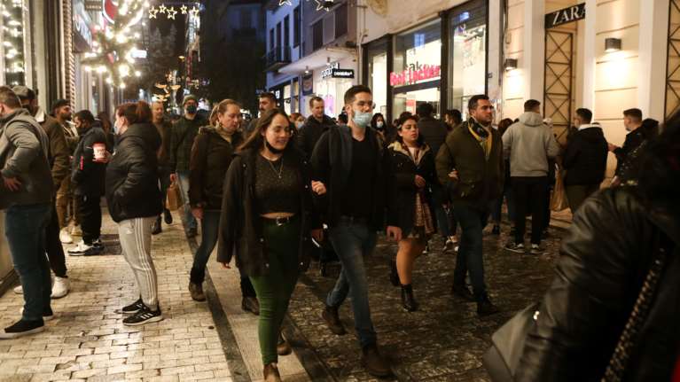 Κορονοϊός: Στο &quot;κόκκινο&quot; Αττική και Θεσσαλονίκη, με 1.624 και 1.019 κρούσματα αντίστοιχα