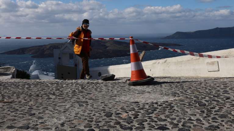 Σαντορίνη: Κλείνουν με κορδέλες τα σοκάκια για πιθανές κατολισθήσεις- 3 σεισμοί ως 4,8 Ρίχτερ στην Αμοργό μέσα σε δύο λεπτά