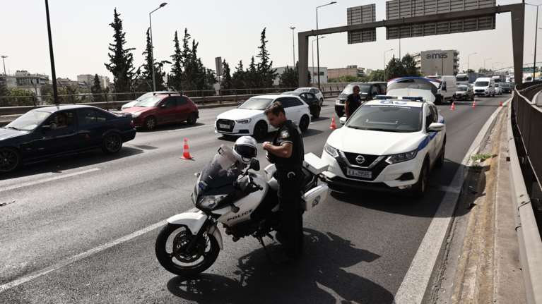 Σύγκρουση φορτηγών με ΙΧ στον Κηφισό: Στο νοσοκομείο δύο μικρά παιδιά για προληπτικούς λόγους