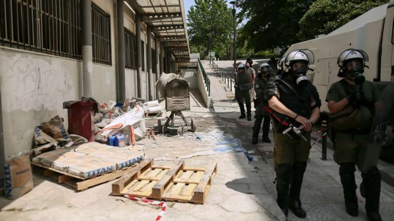 Σκληρή κόντρα ΝΔ-ΣΥΡΙΖΑ για τα επεισόδια στο ΑΠΘ: Καλύπτετε την ανομία - Στήνετε σκηνικά έντασης