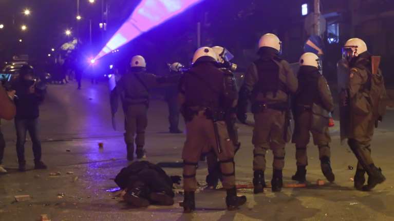 Νέα Σμύρνη: Ανατροπή με τον &quot;Ινδιάνο&quot; - Δείτε το βίντεο άλλοθι που τον εμφανίζει στην Ελευσίνα λίγο πριν την επίθεση στον αστυνομικό