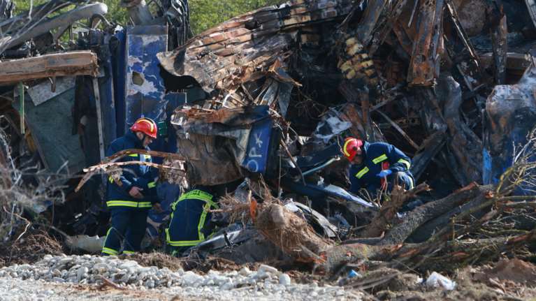 Τραγωδία στα Τέμπη: Προθεσμία για την επόμενη εβδομάδα πήραν οι δύο σταθμάρχες