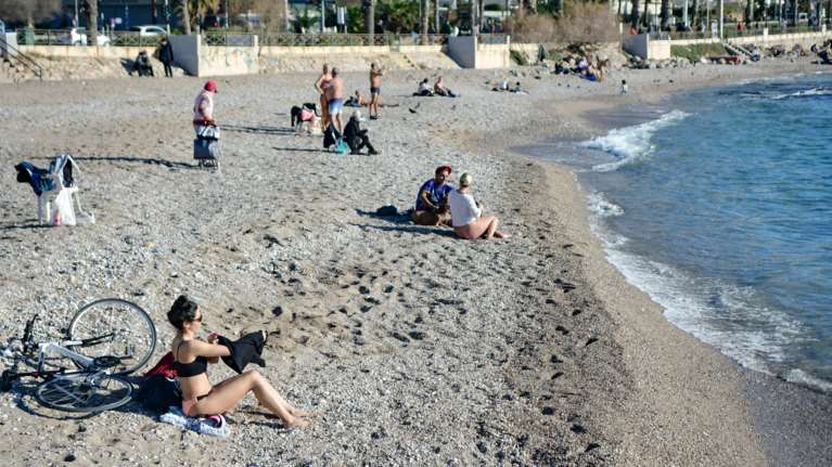 Ηλιόλουστη Πρωτοχρονιά: Οι Αθηναίοι βγήκαν στη θάλασσα [εικόνες]