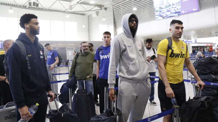 Ανατροπή με τον παίκτη του Περιστερίου που αναζητούσε η Αστυνομία: Ανακάλεσε η σύντροφός του, με κουκούλα στο αεροδρόμιο