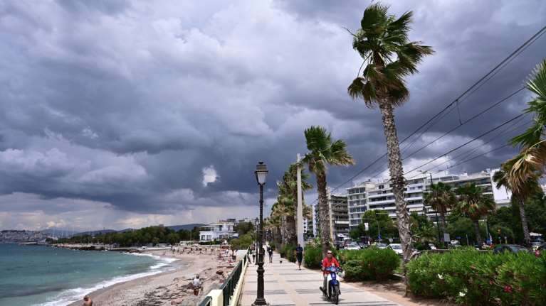 Καιρός: Συννεφιά και σποραδικές καταιγίδες σήμερα - Σε ποιες περιοχές θα βρέξει