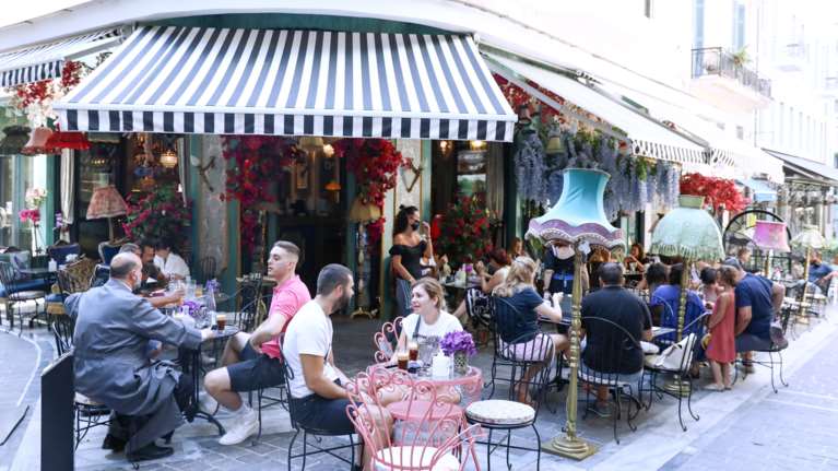 Κορονοϊός: Σαρώνει την Αττική με 901 νέα κρούσματα και τη Θεσσαλονίκη με 373 - &quot;Λυγίζουν&quot; Κρήτη, Αχαΐα, Λάρισα και Ρόδος