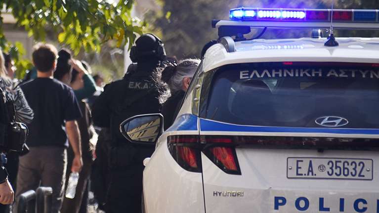 Γλυκά Νερά: Συνελήφθη 17χρονος για τον άγριο ξυλοδαρμού του 48χρονου – &quot;Τον χτυπούσαν στο κεφάλι με πατίνι&quot;