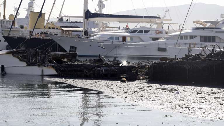 Εικόνες καταστροφής στη Μαρίνα Ζέας: Οι φλόγες έλιωσαν τα πολυτελή σκάφη - Kίνδυνος ρύπανσης της θάλασσας