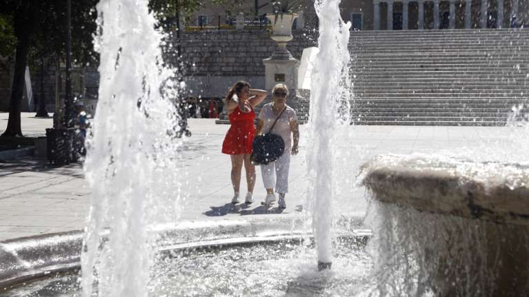 Κορυφώνεται ο καύσωνας με 40άρια: &quot;Προσοχή στις καταιγίδες και τα μπουρίνια&quot; - Ραγδαία πτώση της θερμοκρασίας την Κυριακή