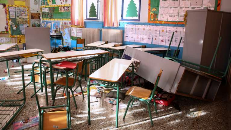 Έκαναν "γυαλιά - καρφιά" δημοτικό σχολείο στο Γκύζη - Εσπασαν ακόμη και τις κάσες [εικόνες - βίντεο]