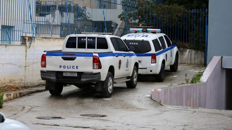 Ηράκλειο: Γυμνός άντρας έτρεχε στον δρόμο κρατώντας μαχαίρι - Εκσφενδόνιζε φρούτα από καρότσα αγροτικού