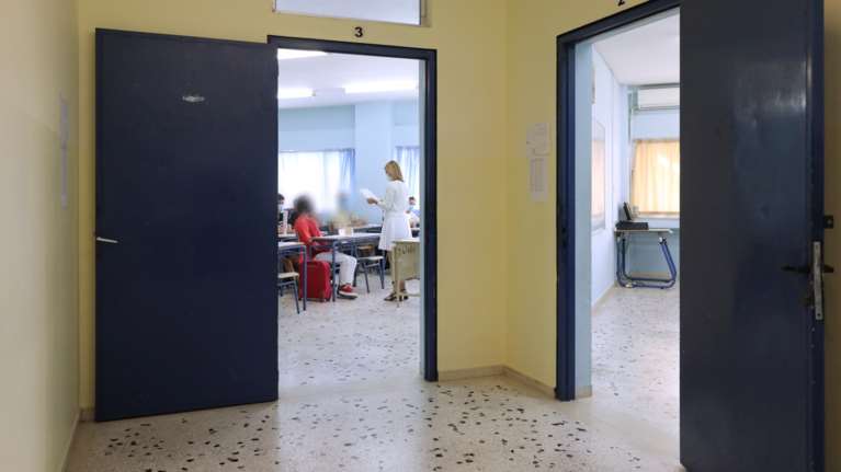 Κερατσίνι: &quot;Απειλούσαν την κόρη μου ότι θα την σκοτώσουν στο ξύλο και την κούρεψαν&quot; - Καταγγελία για bullying σε σχολείο