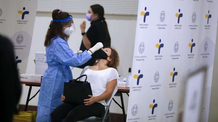 Κορονοϊός: Τα rapid test είναι καλύτερα να γίνονται από τη μύτη παρά από το στόμα