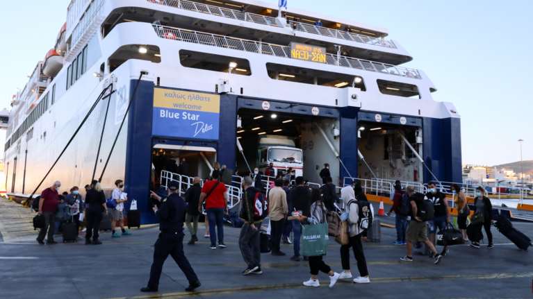 Κίνηση στο λιμάνι του Πειραιά - Πώς ταξιδεύουμε από σήμερα στα νησιά - Αυξάνεται η πληρότητα των πλοίων στο 80-85% [εικόνες]