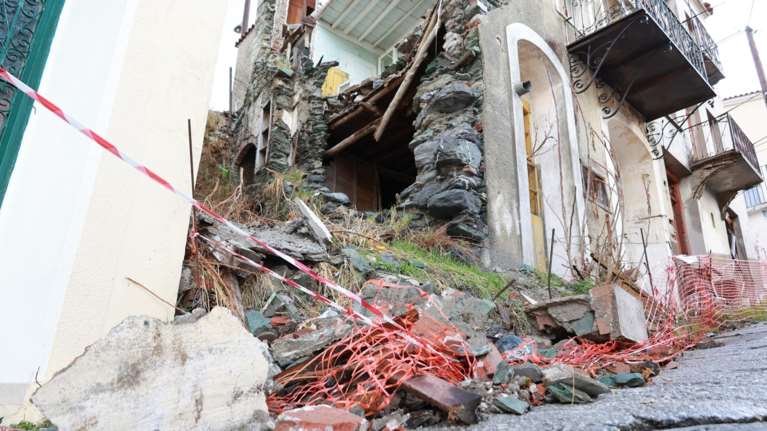 Ανησυχία για τη Λέσβο: &quot;Μπορεί να γίνει σεισμός 5 Ρίχτερ σε άλλο χωριό - Πλέον το ρήγμα είναι 8 χλμ&quot;, λέει ο Παπαζάχος