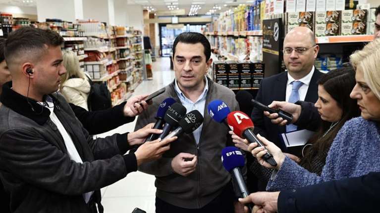 Πρεμιέρα για τις μειωμένες τιμές με επίσκεψη Σκρέκα σε σούπερ μάρκετ: Δεν θα σταματήσουμε την προσπάθεια