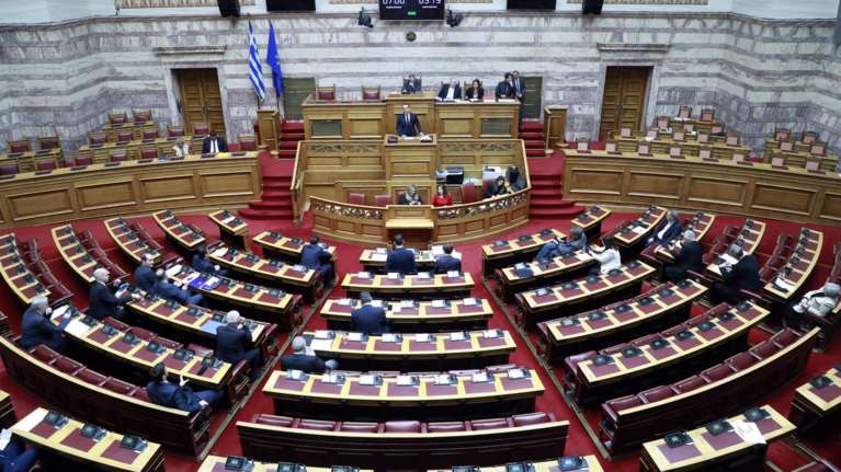 Παρασκήνιο: Προβληματισμός στο Μαξίμου από τα άδεια έδρανα των βουλευτών της ΝΔ στη δευτερολογία Μητσοτάκη
