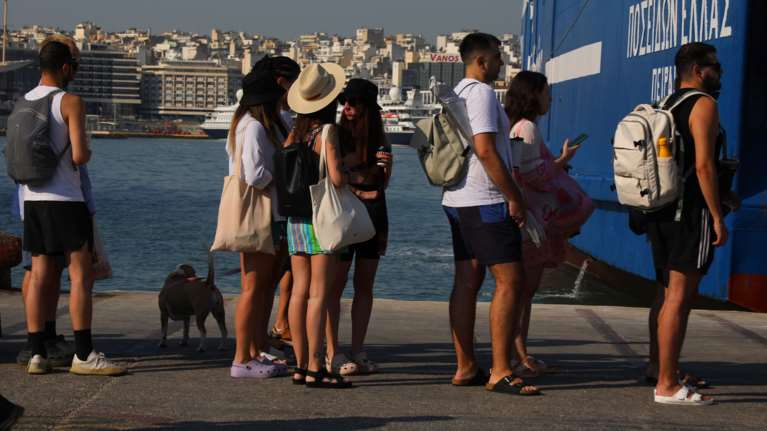 Έξοδος Αγίου Πνεύματος: Αναχωρούν για το τριήμερο οι Αθηναίοι - Γεμάτα τα πλοία [βίντεο]