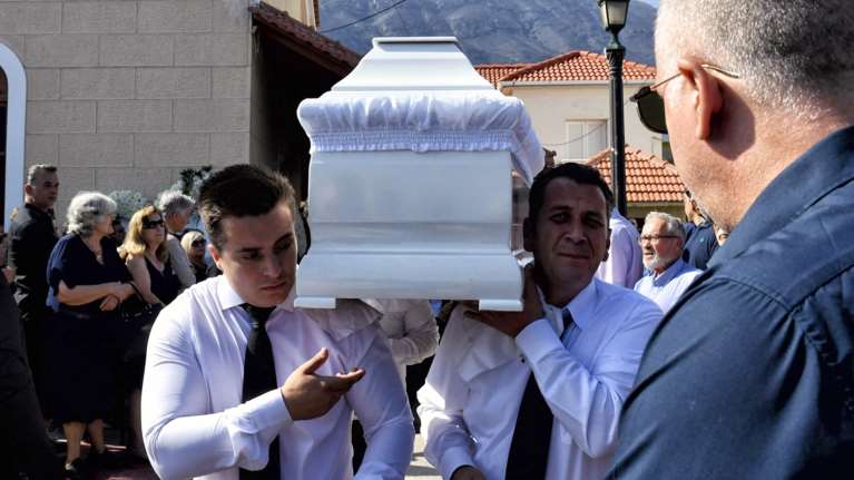 Φωτιά στο Ξυλόκαστρο: Θρήνος στην κηδεία των δύο ανδρών - Πλήθος κόσμου στο τελευταίο αντίο [εικόνες]