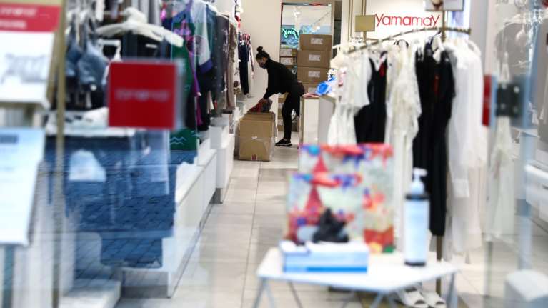 Ανοίγει τη Δευτέρα το λιανεμπόριο: Τι μήνυμα θα στέλνουν οι καταναλωτές στο 13032