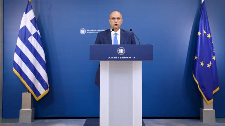 Οικονόμου για πλαστά πιστοποιητικά εμβολιασμού: Πρόστιμο 5.000 ευρώ και πειθαρχικές ποινές που φτάνουν μέχρι την απόλυση