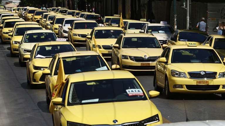 Απεργούν τα ταξί: Κίτρινο ποτάμι στο Σύνταγμα - Αυτοκινητοπομπή στο υπουργείο Τουρισμού [εικόνες - βίντεο]