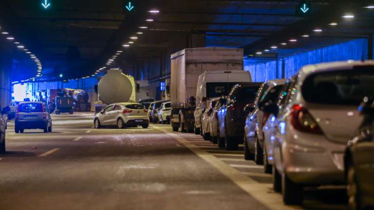 Αττική Οδός: Από αυτά τα σημεία μπορούν να πάρουν τα αυτοκίνητά τους όσοι εγκλωβίστηκαν