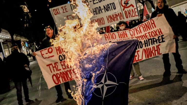 Θεσσαλονίκη: Έκαψαν σημαία του ΝΑΤΟ σε πορεία κατά του πολέμου της Ρωσίας στην Ουκρανία [Εικόνες]