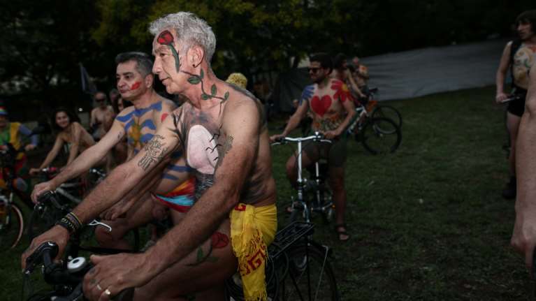 15η Γυμνή Ποδηλατοδρομία στη Θεσσαλονίκη - Οι πρώτες εικόνες και τα συνθήματα