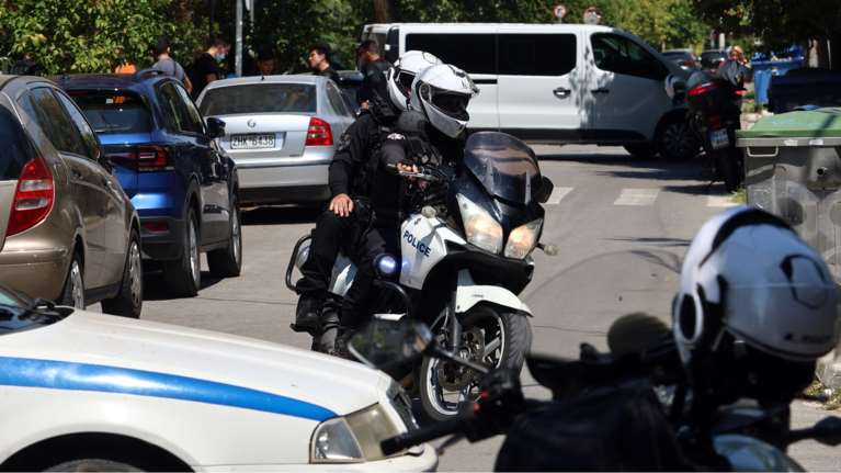 Πάτρα: Αστυνομικός εμβόλισε το αυτοκίνητο του αδελφού του, τον χτύπησε με λοστό και εξαφανίστηκε