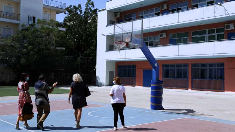 Σε αναστολή 15 ανεμβολίαστοι εκπαιδευτικοί που δεν έκαναν rapid test - &quot;Μας τιμωρούν&quot; [Βίντεο]