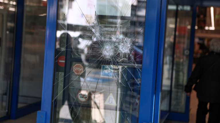 Επίθεση του Ρουβίκωνα με βαριοπούλες στο σούπερ μάρκετ Lidl στο Ιλιον μετά την υπόθεση της ηλικιωμένης [εικόνα]