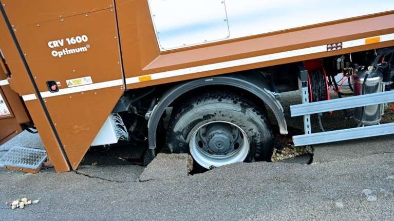 Απίστευτο σκηνικό στον Άλιμο: Άνοιξε ο δρόμος και &quot;κατάπιε&quot; απορριμματοφόρο