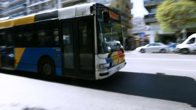 Θεσσαλονίκη: 27χρονη έκλεψε το πορτοφόλι από 75χρονο σε λεωφορείο - Πώς την ακινητοποίησε ο οδηγός [βίντεο]