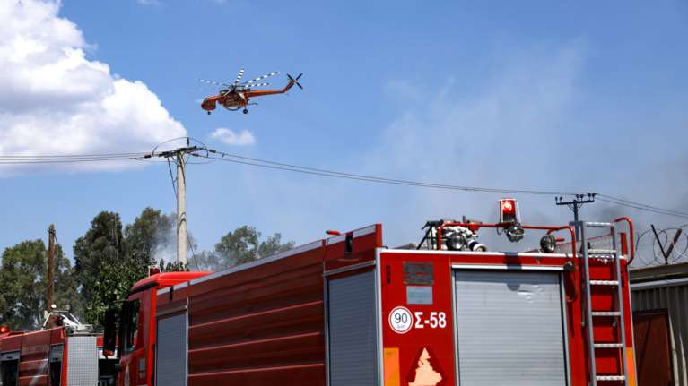 Οριοθετήθηκε η φωτιά στην Ανάβυσσο: Επιχειρεί και ελικόπτερο στην περιοχή Άγιος Νικόλαος