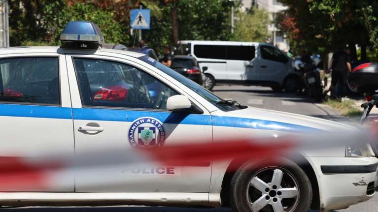 Γυναικοκτονία στο Χαλάνδρι: 28χρονος σκότωσε 47χρονη στην είσοδο πολυκατοικίας [εικόνες-βίντεο]