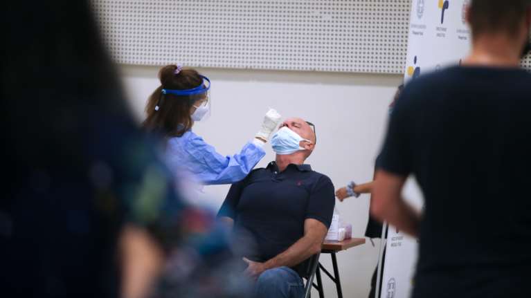 Κορονοσκάνδαλο με αμφίβολα rapid test σε νοικιασμένα διαμερίσματα πολυκατοικιών - Καταγγελία Ιατρικού Συλλόγου