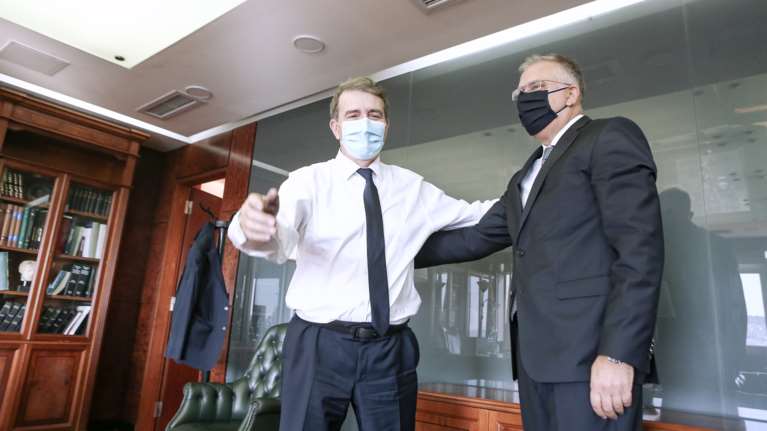 Φορτισμένος ο Χρυσοχοΐδης: Αποχαιρετώ το υπουργείο, όχι τον δημόσιο βίο - Θεοδωρικάκος: Στόχος η ασφάλεια για όλους