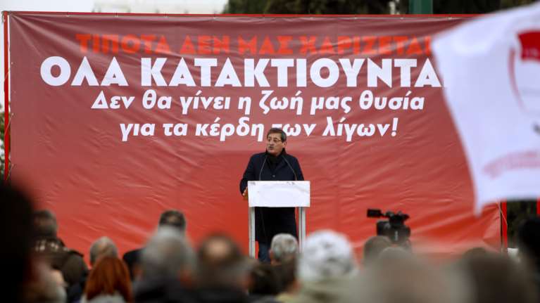 Ήρθε από την Πάτρα για να διαδηλώσει στο Σύνταγμα ο Κώστας Πελετίδης - Μαζί με Κουτσούμπα [Εικόνες]