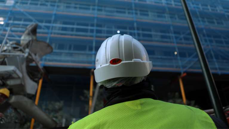 Νεκρός εργάτης στο Ελληνικό: Έπεσε από δεύτερο όροφο οικοδομής - Τι λένε σωματείο και εταιρεία [βίντεο]