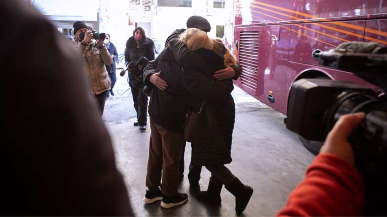 Ναύλωσαν λεωφορεία και επιστρέφουν στο Κίεβο οι Ουκρανοί που ζουν στην Ελλάδα [εικόνες]