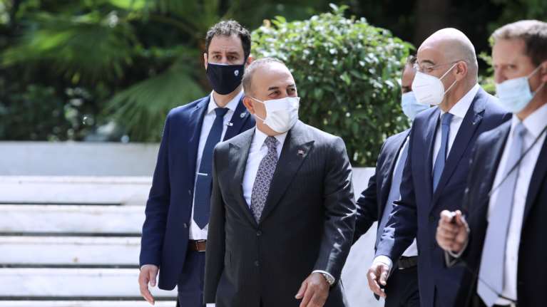 Βόλτα Τσαβούσογλου στην Αθήνα - Με τα πόδια στο ΥΠΕΞ με τον Νίκο Δένδια