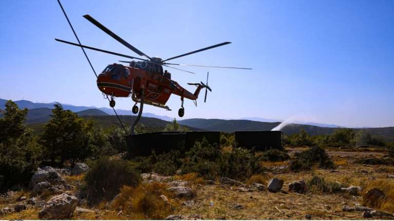Φωτιά στα Βίλια: Εντυπωσιακές εικόνες από τον ανεφοδιασμό ενός ελικοπτέρου Ericksson σε δεξαμενή [εικόνες]
