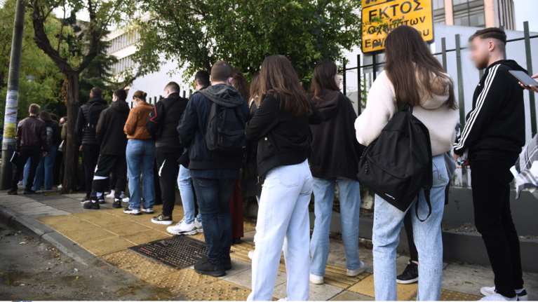 Άνοιξε το ΠΑΜΑΚ αλλά οι φοιτητές δεν χωρούσαν: Μαθήματα εξ αποστάσεως, σε γήπεδο και στο... εστιατόριο